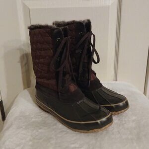 Khombu maroon quilted duck boots with faux fur lining size 8
